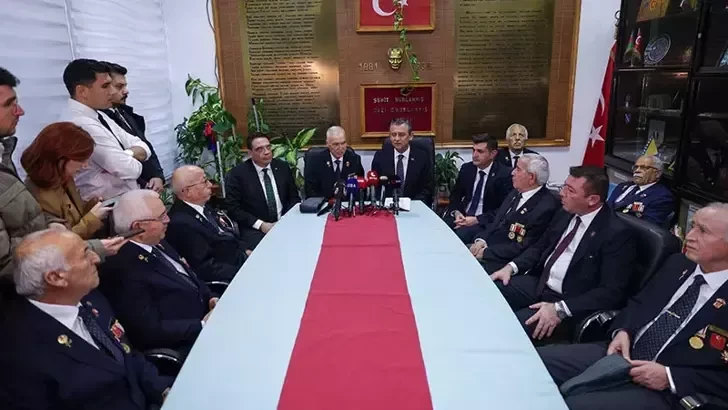 CHP Lideri Özgür Özel’den Gaziler Derneği Ziyareti: “Şehit ve Gazilerimizin Hassasiyetlerini Gözeterek Hareket Edeceğiz”