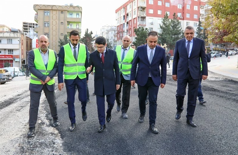 Büyükşehir Belediyemiz, bozulan yollarda yama asfalt çalışmaları gerçekleştiriyor