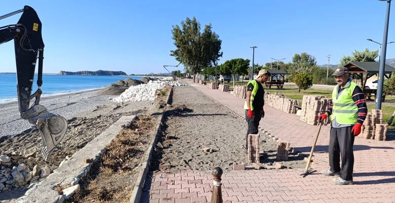 Büyükşehir’den Demre sahilinde istinat duvarı çalışması