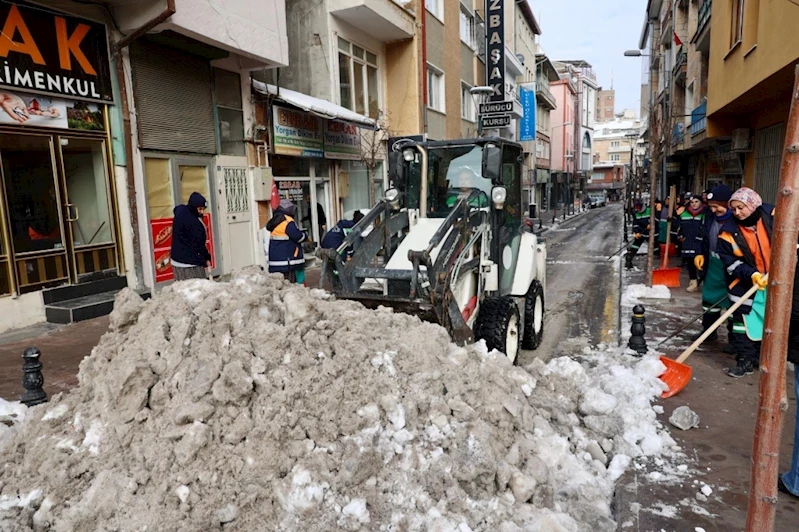 Belediye Caddesi ve Ana Arterlerde Kar Temizliği Yapılıyor