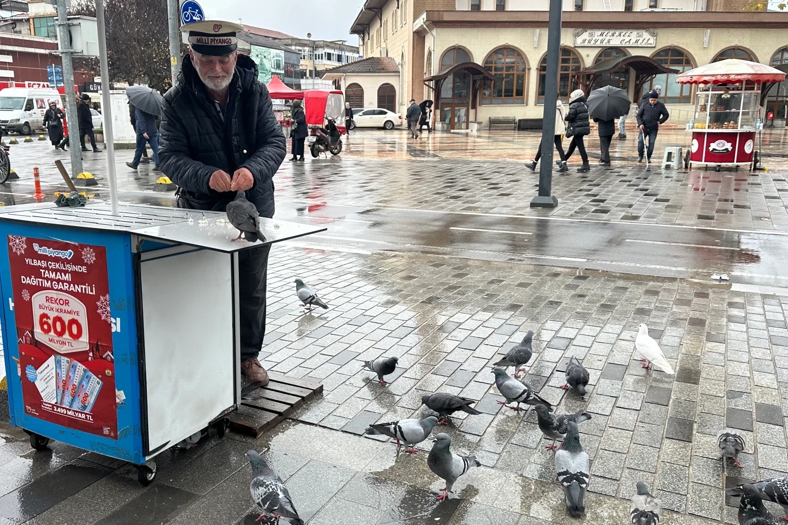 Seyyar bayi yılbaşı talih kuşlarını besledi!