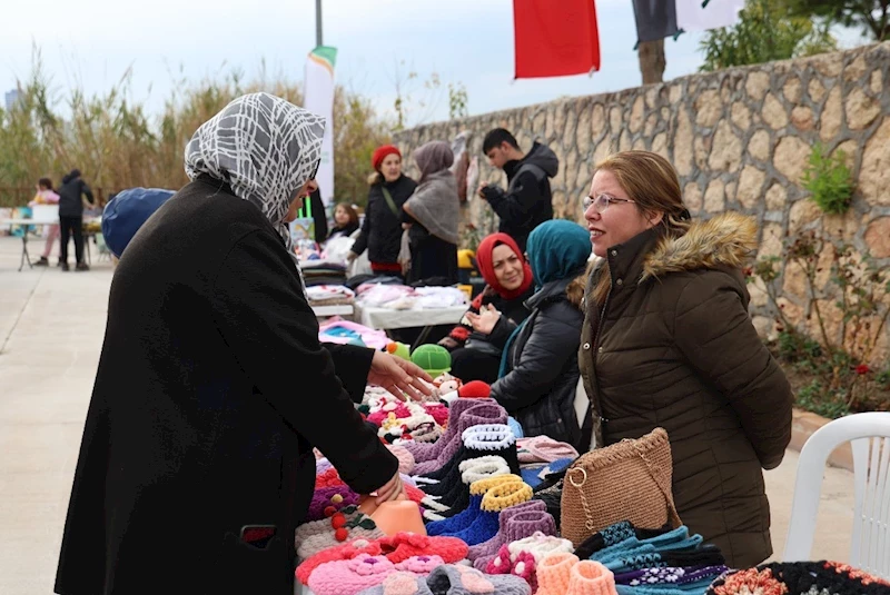 TOROSLAR BELEDİYESİNİN ÜRETİCİ KADIN STANTLARI BU KEZ YILBAŞI İÇİN KURULDU