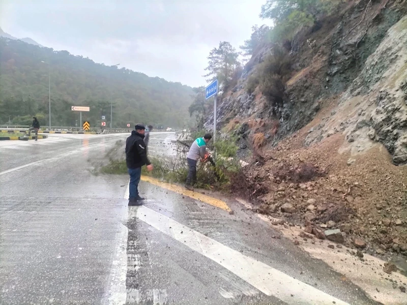 Kemer’de toprak kayması