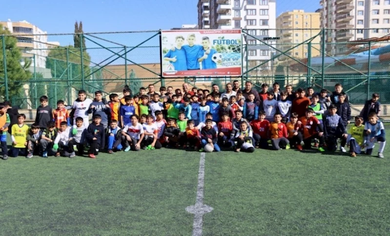 BAŞKAN NİHAT ÇİFTÇİ’DEN FUTBOL TURNUVASINDAKİ ÇOCUKLARA DESTEK ZİYARETİ