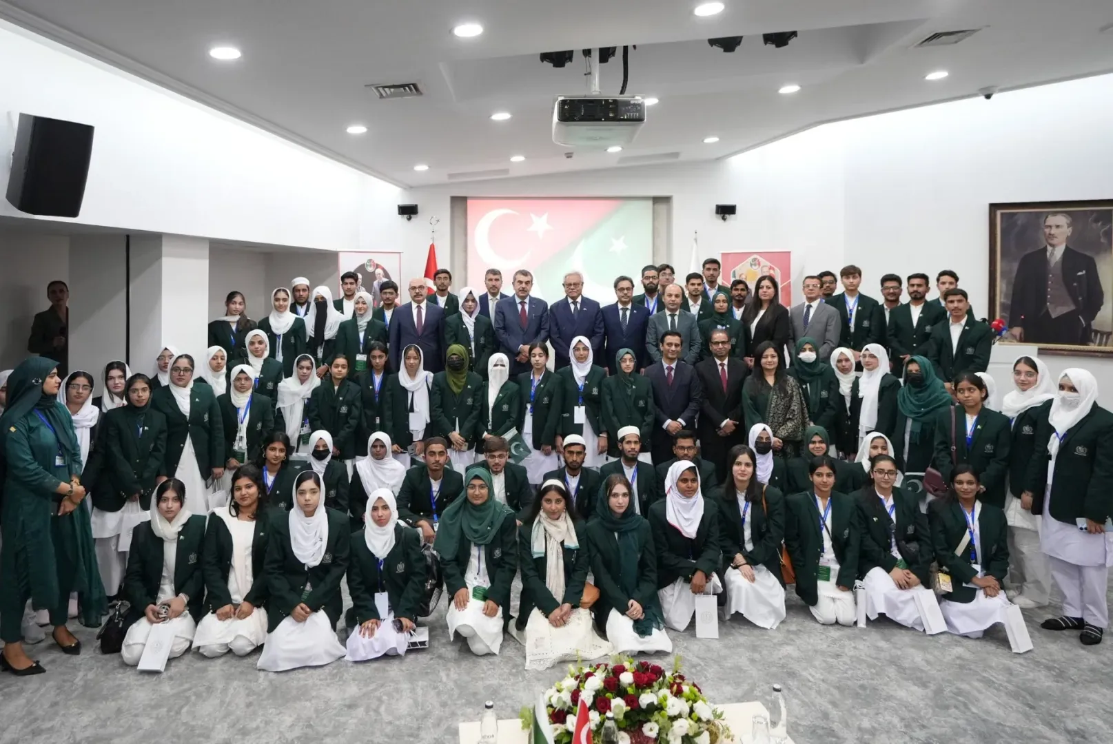 Bakan Tekin Pakistanlı öğrencileri kabul etti