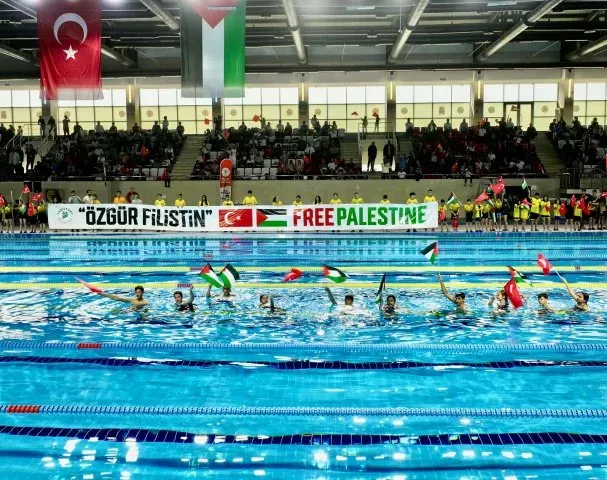 Gazze İçin Umuda Kulaç At Yüzme Yarışması Yoğun İlgi Gördü