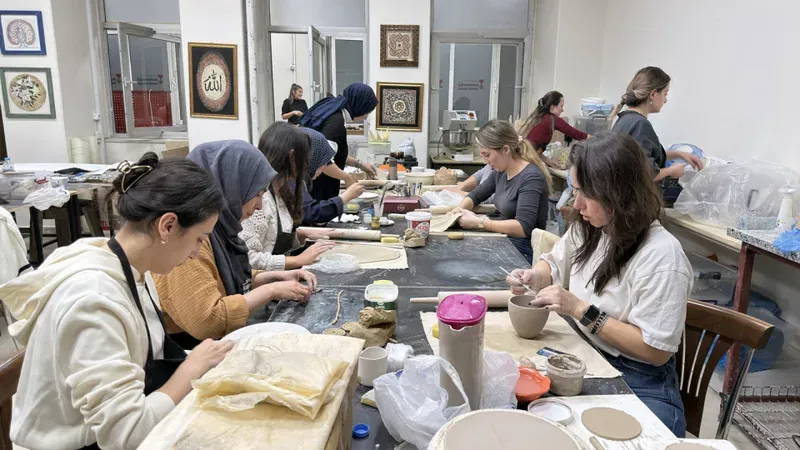 KAMEK Seramik Atölyesinde Kursiyerler Özgün Eserler Üretiyor