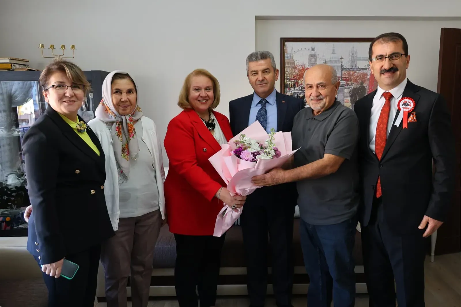 Artvin Valisi Ergün’den emekli öğretmene anlamlı ziyaret