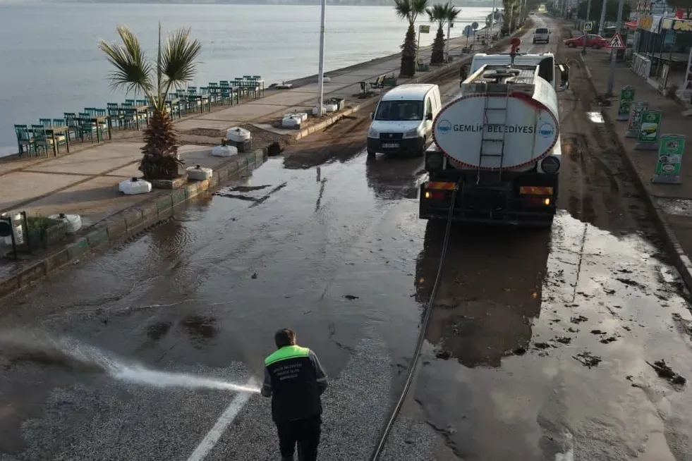 Bursa Gemlik’te temizlik ve güvenlik için aralıksız çalışma