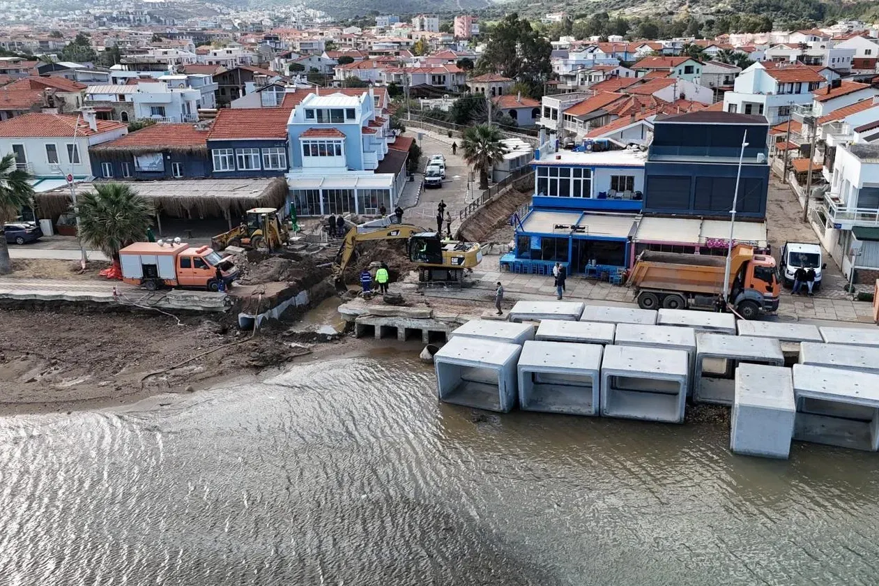 İzmir Yeni Foça’da taşkın kabusu sona erdi
