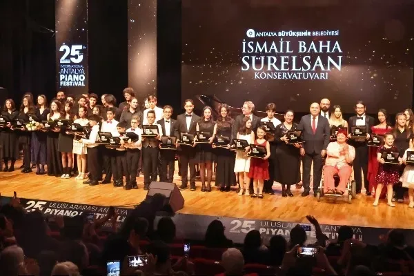 Antalya Piyano Festivali’nde gençler sahne aldı