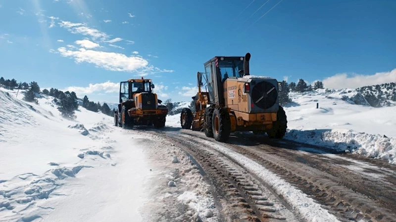 Büyükşehir, İlçelerde Kar Mesaisini Durmaksızın Sürdürüyor