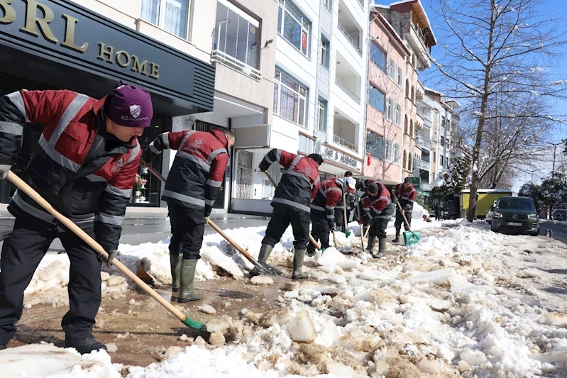 ALTINORDU BELEDİYESİ’NDEN YOĞUN KAR TEMPOSU