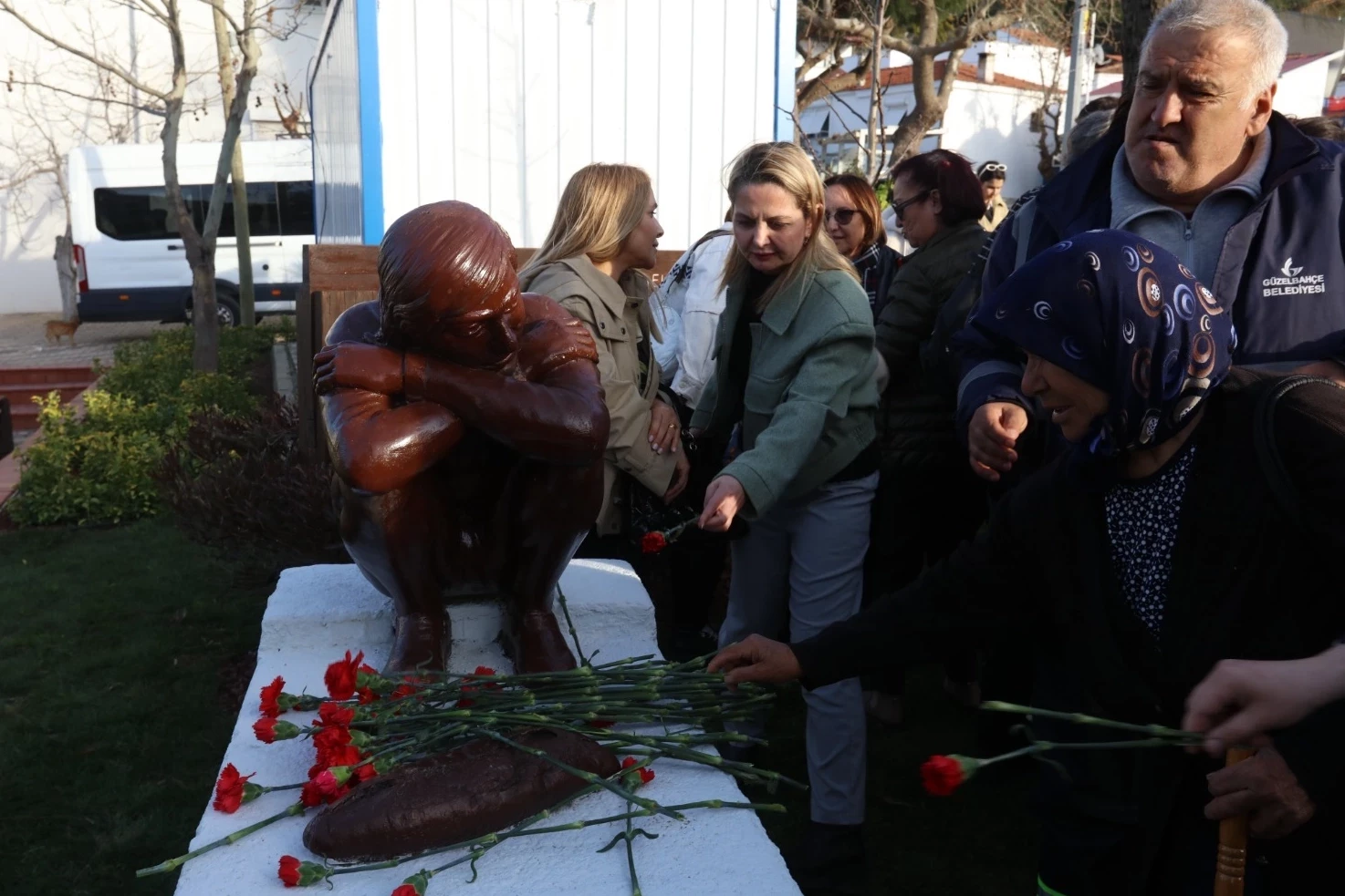 Berkin Elvan İzmir Güzelbahçe’de heykeli önünde anıldı