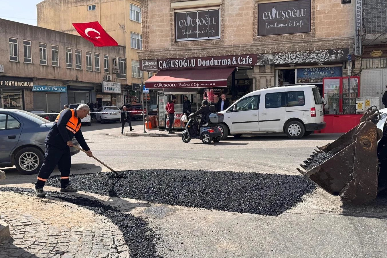 Mardin Midyat’ta asfalt bakım ve onarım çalışmaları hız kesmeden sürüyor