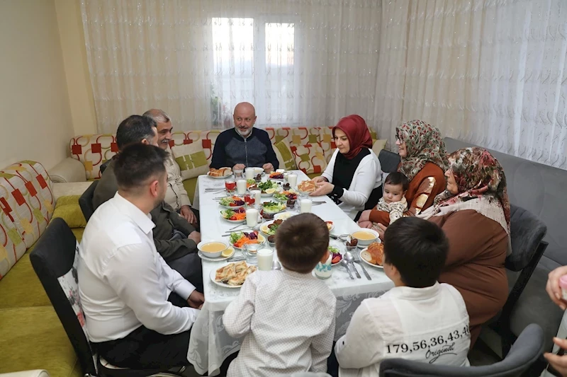 ÇOLAKBAYRAKDAR ÇİFTİ, GLÜTENSİZ İFTAR SOFRASINDA ORUÇ AÇTI