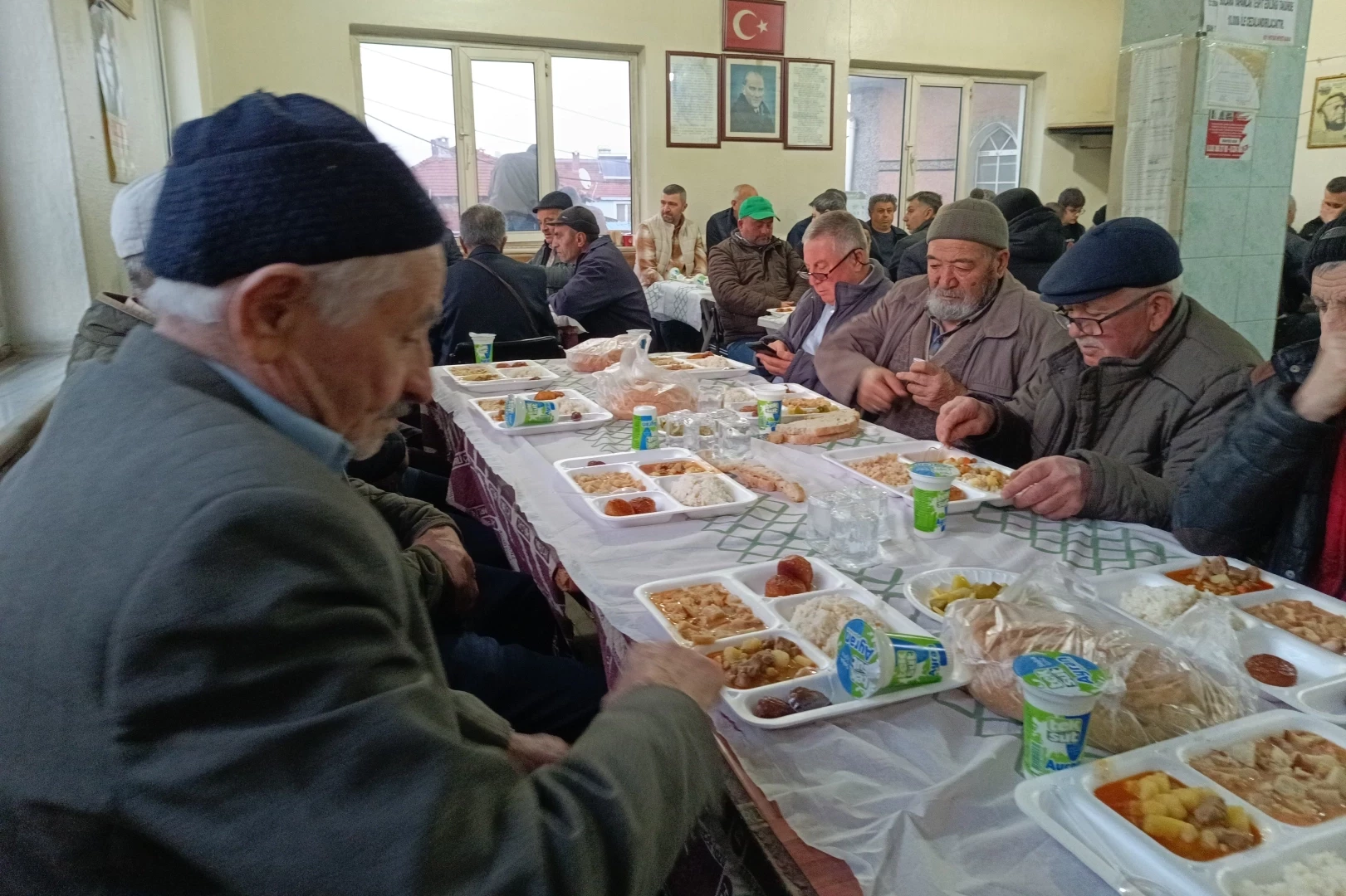 30 yıldır her gün köy meydanında topluca iftar yapıyorlar