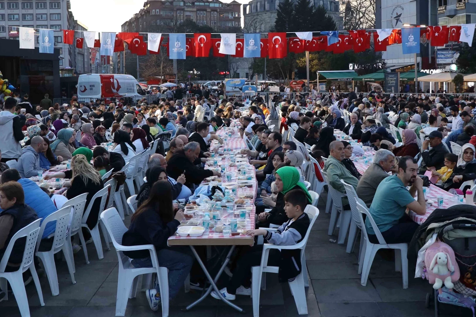 Kocaeli Büyükşehir’in iftar sofrası her gün 3 bin kişiyi ağırlıyor