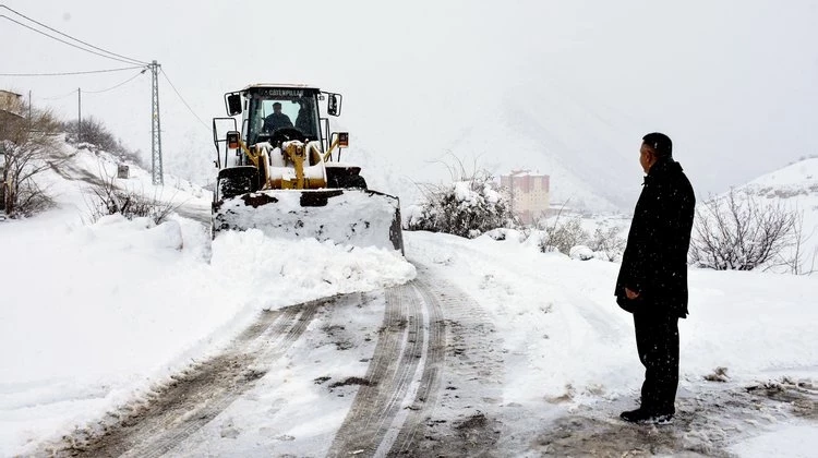 BELEDİYE EKİPLERİMİZ KAR KÜREME, YOL AÇMA VE TUZLAMA ÇALIŞMALARINA DEVAM EDİYOR