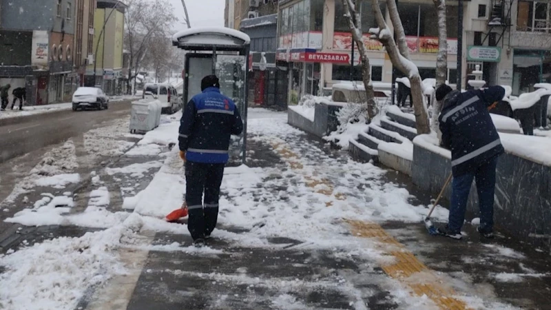 Kar Yağışı Sonrası Yaya ve Araç Trafiğinde Güvenlik İçin Büyükşehir Sahada