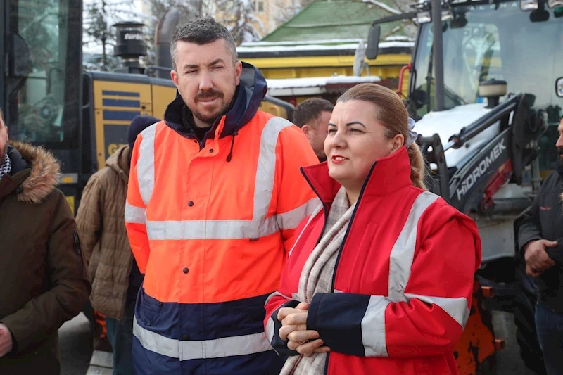 BAŞKAN HÜRRİYET, KARLA MÜCADELE ÇALIŞMALARINI YAKINDAN TAKİP EDİYOR