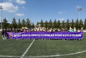 DBB Kadın Futbol Takımı, 8 Mart pankartıyla sahaya çıktı