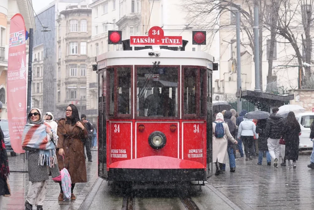 İETT’DEN EDİP AKBAYRAM’A ÖZEL TRAMVAY ve OTOBÜS SEFELERİ