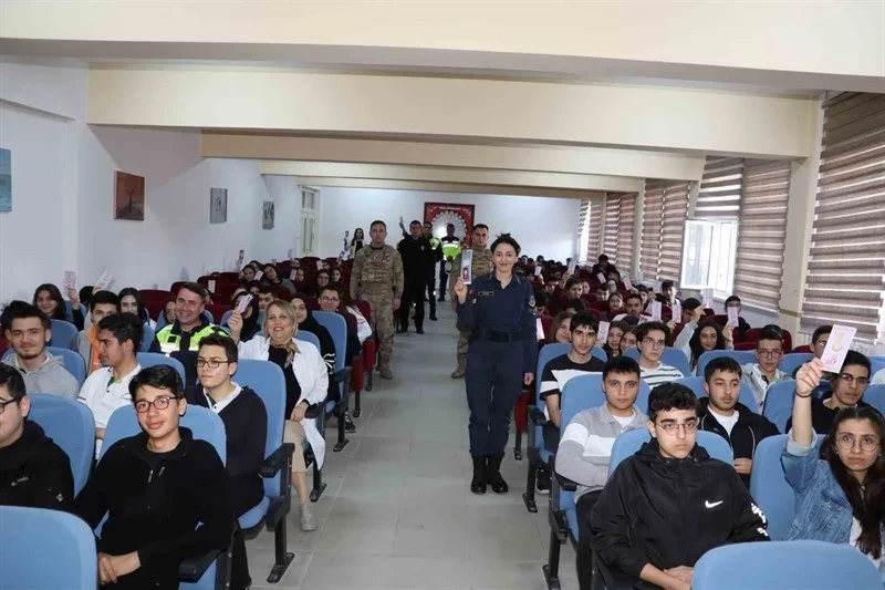 Kırşehir İl Jandarma Komutanlığı Ekipleri; Lise Öğrencilerine Jandarma ve Sahil Güvenlik Akademisi (JSGA) Hakkında Bilgilendirme Yaptı