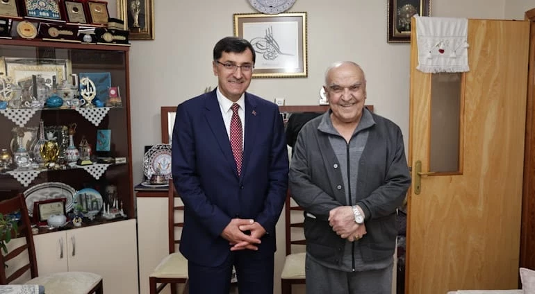 BELEDİYE BAŞKANIMIZ EYÜP KAHVECİ’DEN ŞAİR İSA KAHRAMAN’A GEÇMİŞ OLSUN ZİYARETİ