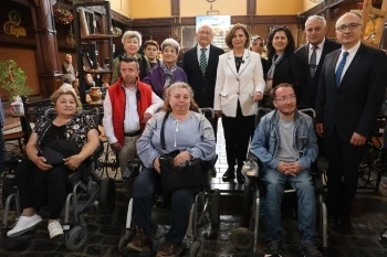 “BU ESERLER İÇLERİNDEKİ RENKLİ DÜNYAYI YANSITIYOR”