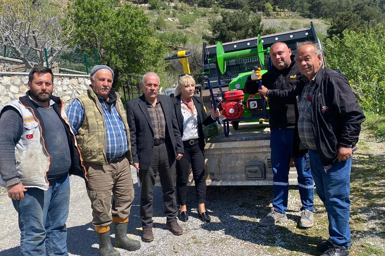 İzmir’de çiftçilere destek: İlaçlama makinesi hediye edildi