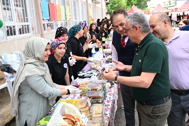 Başkan Topaloğlu, liselilerin kermesine katıldı