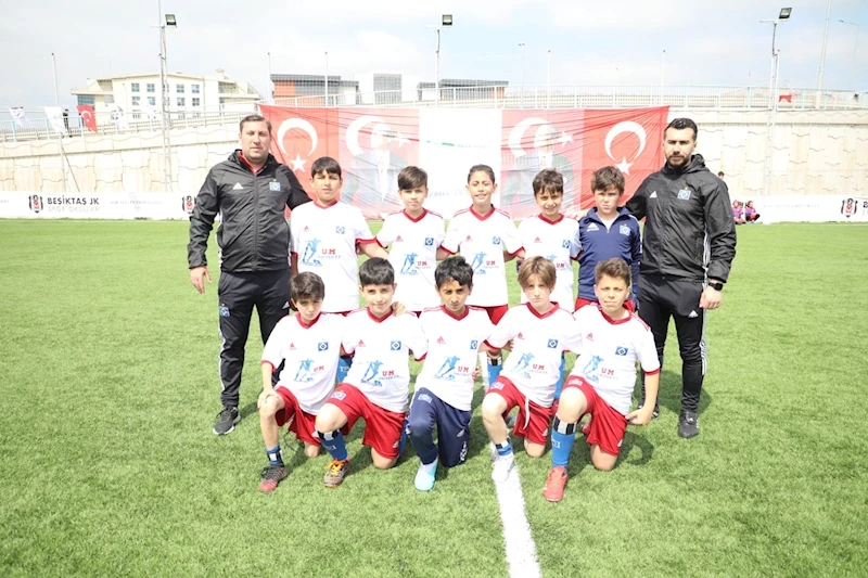 İZMİT BELEDİYESİ MİNİK FUTBOLCULARA BAYRAMI YAŞATTI