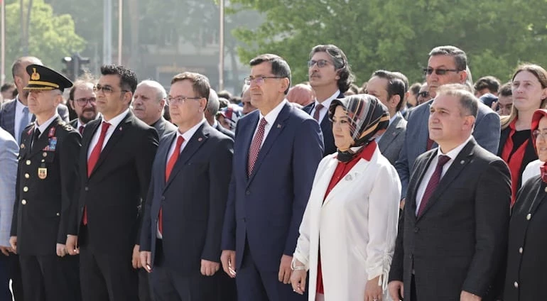 19 MAYIS KUTLAMALARI ÇELENK SUNUMUYLA BAŞLADI