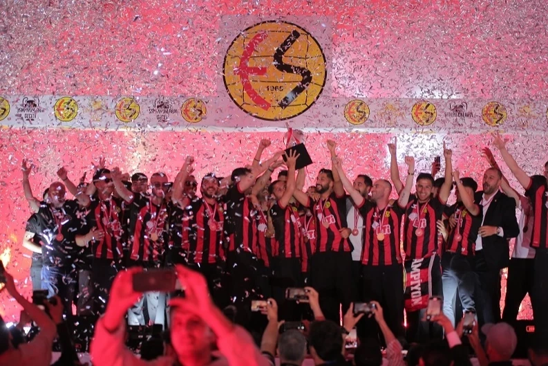 Eskişehirspor şampiyonluğunu sahada kutladı