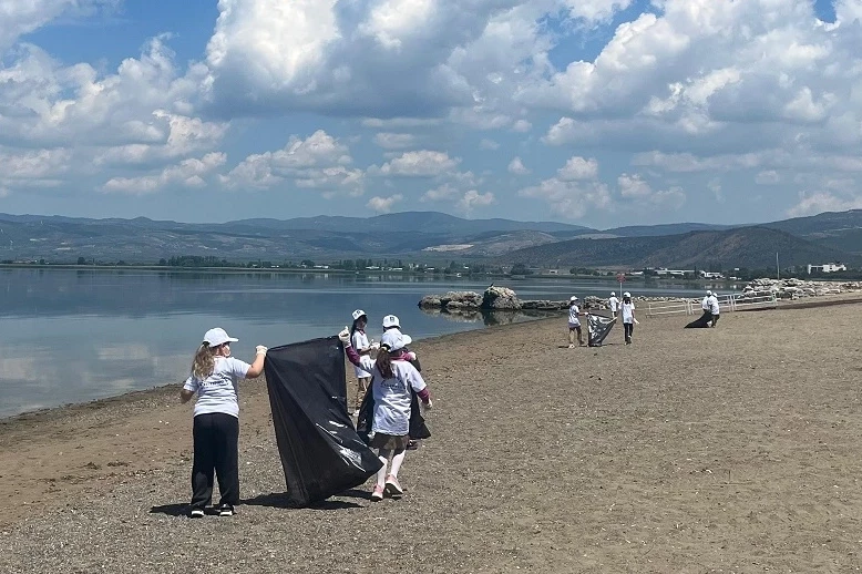 Bursalı minik gönüllülerden İznik’te sahil temizliği