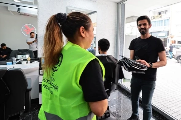 Denizli Büyükşehir berberlere penuar dağıtımına başladı