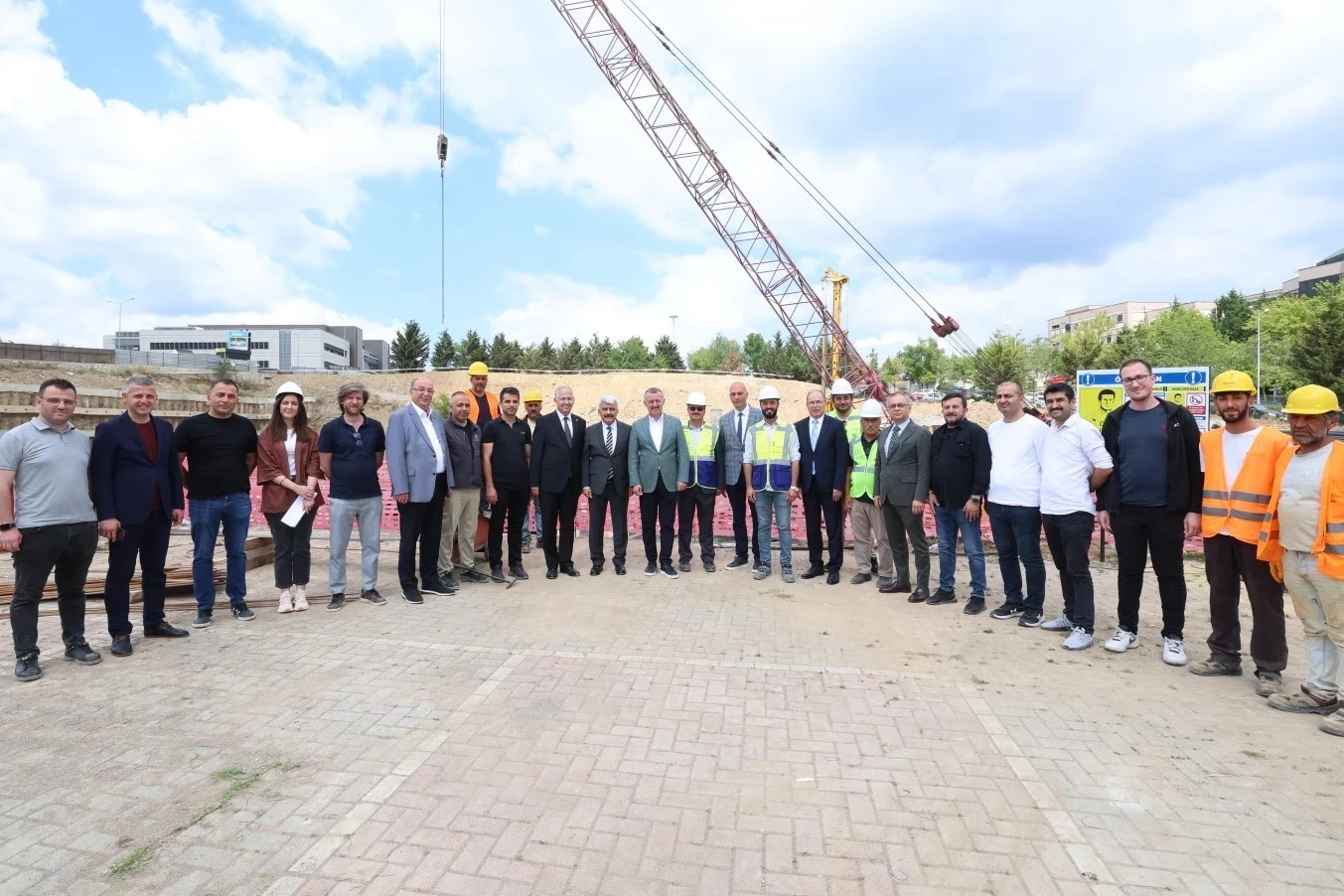 Umuttepe’de cami ve otopark projesi hızla ilerliyor