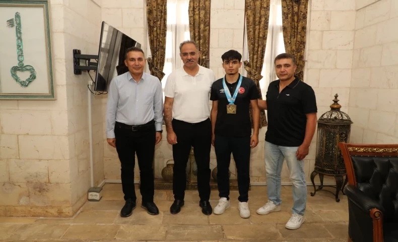 Başkan Kuş, Türkiye Şampiyonu Karateciyi Tebrik Etti