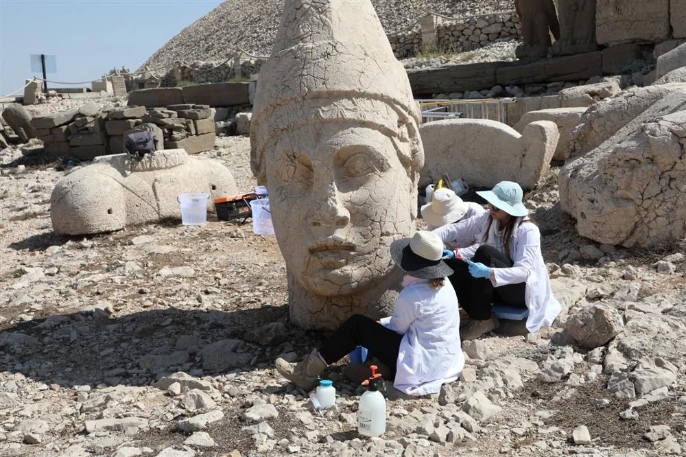 Nemrut’un dev heykellerine 
