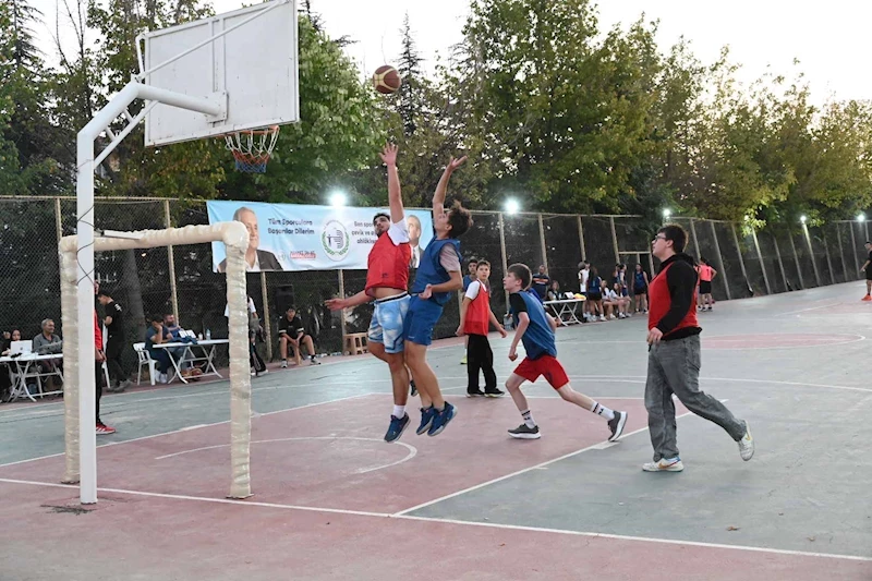 -SOKAK BASKETBOLU VE PLAJ VOLEYBOLU 2025 TURNUVASI HEYECANLI MAÇLARA SAHNE OLDU