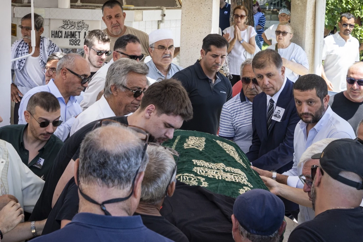 Foça eski belediye başkanının oğlu son yolculuğuna uğurlandı