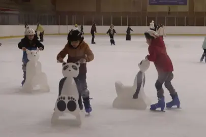 İstanbul'da Maltepeli çocuklar buz pistinde