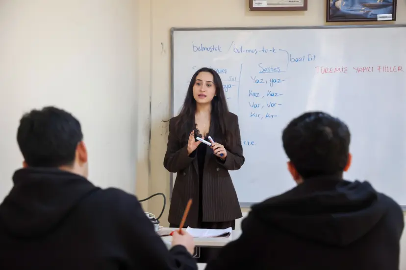 Antalya'da  gençlere eğitim desteği sürüyor