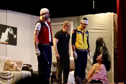 Bursa Gemlik'te ‘9 Canlı’ ayakta alkışlandı