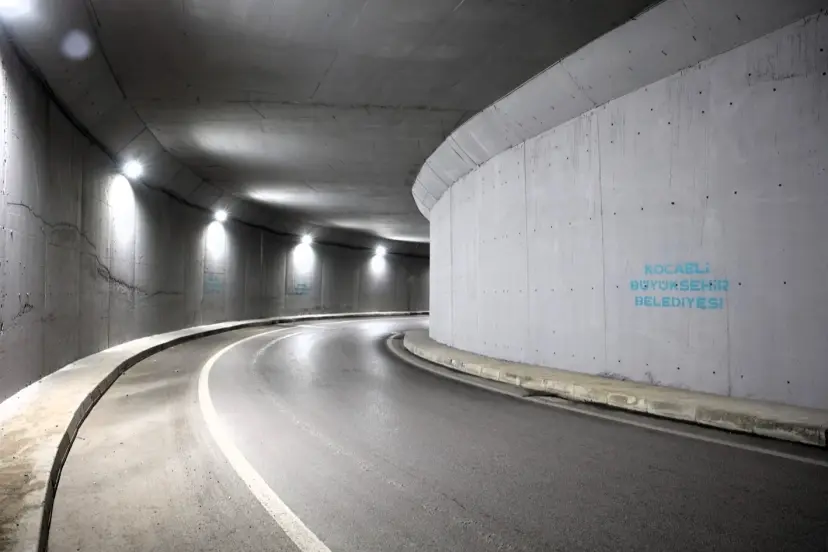 Kocaeli'de Şehir Hastanesi alt geçidi ışıl ışıl oldu