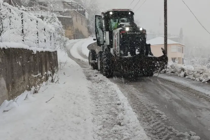 Trabzon Büyükşehir Ekipleri karla mücadeleyi sürdürüyor