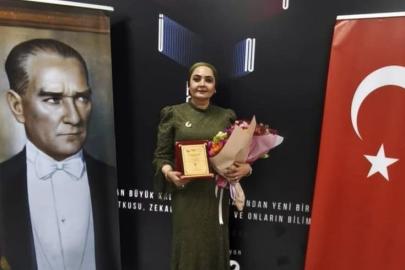 BAŞKENTTE ANLAMLI VEDA VE VEFA;  NUR DELİCE’YE “İZ BIRAKAN KADIN” ÖDÜLÜ