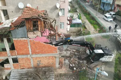 İzmit Kozluk’ta tehlike oluşturan metruk binaya yıkım