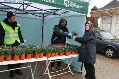 Kocaeli Büyükşehir'den ücretsiz binlerce çiçek